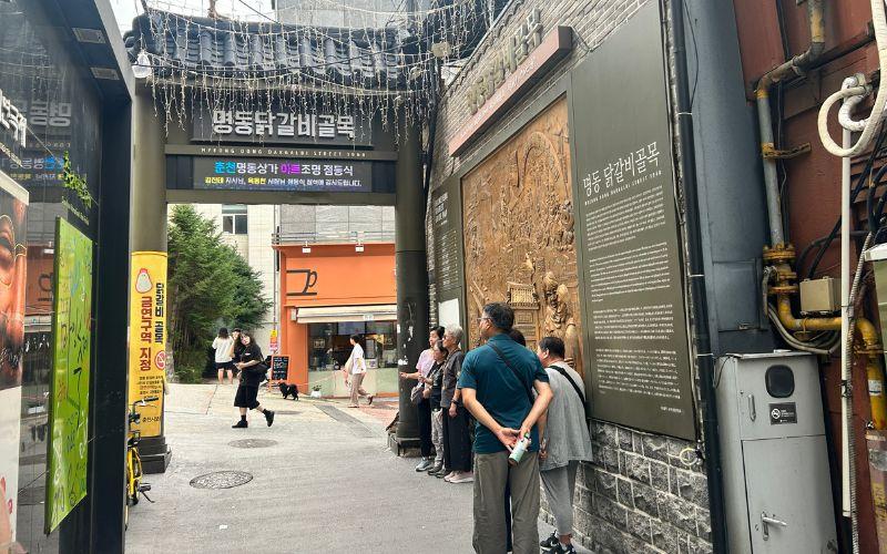 Pengunjung Myeongdong Dakgalbi Street di Chuncheon berasal dari berbagai kalangan, mulai dari wisatawan domestik hingga turis mancanegara yang ingin mencicipi hidangan otentik. 
