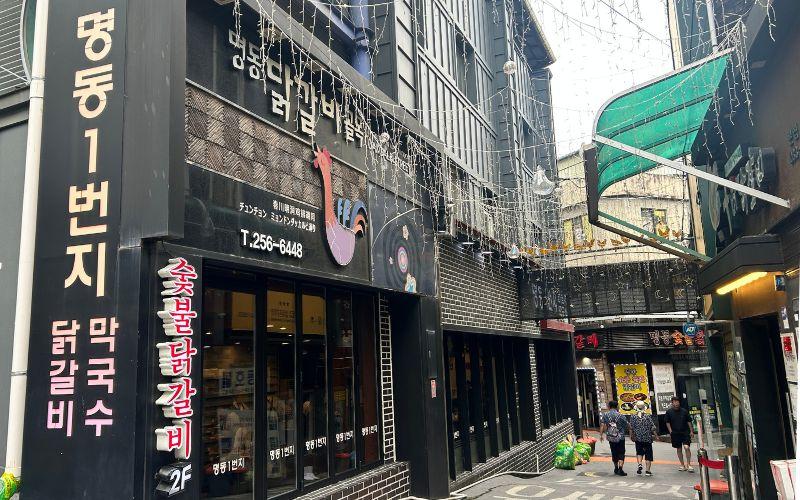 Dakgalbi adalah hidangan ayam tumis pedas yang menjadi ikon kuliner Kota Chuncheon yang terkenal karena cita rasanya yang khas dan sejarahnya sebagai makanan lokal. 