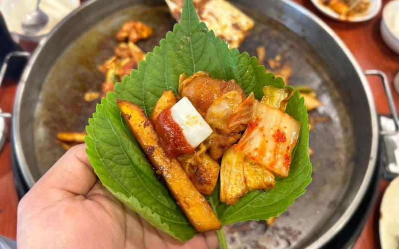 Ssam merupakan cara makan khas Korea saat potongan daging dan sayuran dibungkus dalam daun selada atau perilla, kemudian dicocol ke saus ssamjang sebelum dimakan sekaligus dalam satu suapan. 