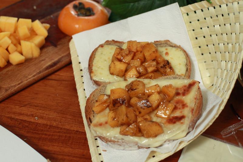 Penulis membuat sebuah kudapan roti panggang dengan menggunakan kesemek Korea.  