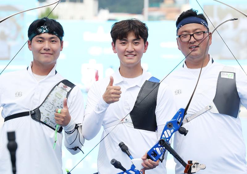Tim panahan recurve beregu putra Korea berfoto bersama setelah berhasil menjuarai babak final Kejuaraan Panahan Dunia tahun 2025 pada tanggal 10 September 2025 di Kota Gwangju. Dari kiri ke kanan: Lee Woo Seok, Kim Je-deok, dan Kim Woojin. (Yonhap News)   