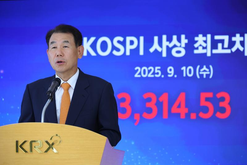 Jeong Eun-bo, Chairman dan CEO Korea Exchange, pada tanggal 10 September 2025 menyampaikan sambutan di Korea Exchange, Nam-gu, Busan saat indeks KOSPI mencatat rekor penutupan tertinggi. Menurut Korea Exchange pada tanggal 10 September 2025, KOSPI ditutup di angka 3.314,53, naik 54,48 poin (1,67%) dibandingkan hari perdagangan sebelumnya. Ini merupakan rekor tertinggi berdasarkan harga penutupan sejak tanggal 6 Juli 2021 (3.305,21 poin) atau sekitar 4 tahun 2 bulan lalu. (Yonhap News)