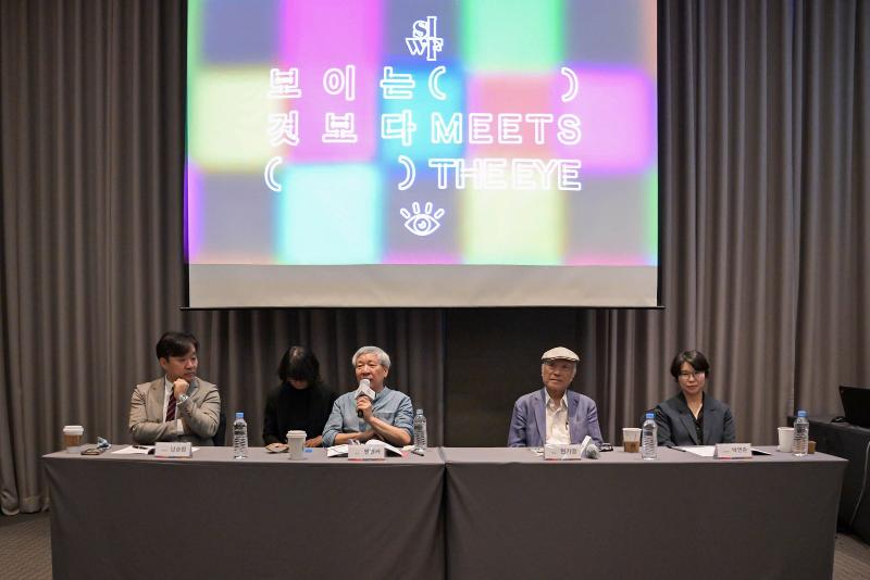 Festival Penulis Internasional Seoul 2025 yang berfokus pada perenungan kebenaran di balik yang tampak resmi dibuka pada tanggal 12 September 2025. Foto di atas menunjukkan konferensi pers yang digelar pada tanggal 11 September 2025 di Fraser Place Namdaemun, Jung-gu, Seoul. Dari kiri ke kanan: anggota panitia Nam Seung-won, sastrawan Yan Lianke, sastrawan Hyun Ki-young, dan anggota panitia Park Yeon Joon.