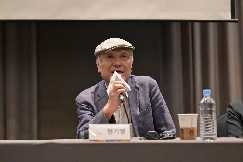 Sastrawan Hyun Ki-young terlihat sedang menjawab pertanyaan wartawan di konferensi pers yang digelar pada tanggal 11 September 2025 di Fraser Place Namdaemun, Jung-gu, Seoul.