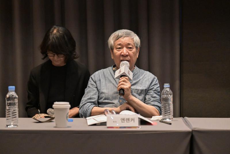 Sastrawan Yan Lianke terlihat sedang menjawab pertanyaan wartawan di konferensi pers yang digelar pada tanggal 11 September 2025 di Fraser Place Namdaemun, Jung-gu, Seoul.