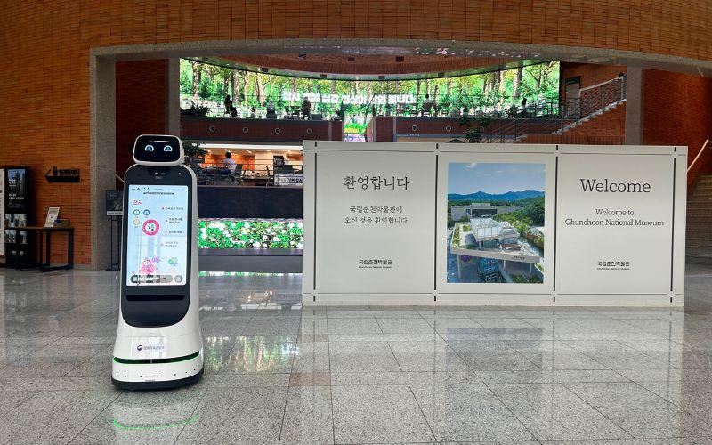 Gedung Museum Nasional Chuncheon yang meraih penghargaan Arsitektur Terbaik Tahun 2003 ini memiliki aula tengah berbentuk lingkaran yang terang oleh sinar matahari sebagai penghubung ruang pameran serta dilengkapi dengan robot penyedia informasi. 