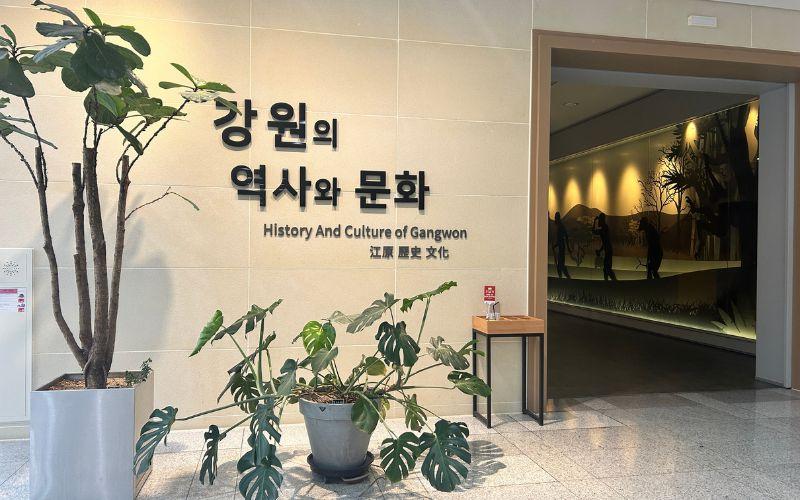 Museum Nasional Chuncheon memperkenalkan perjalanan sejarah dan kebudayaan wilayah Gangwon dari periode prasejarah hingga era modern awal melalui pameran permanen. 