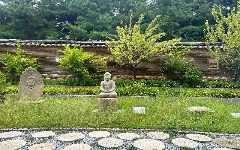 Taman luar ruangan bertema Hyeonmyo di Museum Nasional Chuncheon yang memadukan unsur Buddhisme, Konfusianisme, dan Taoisme. 