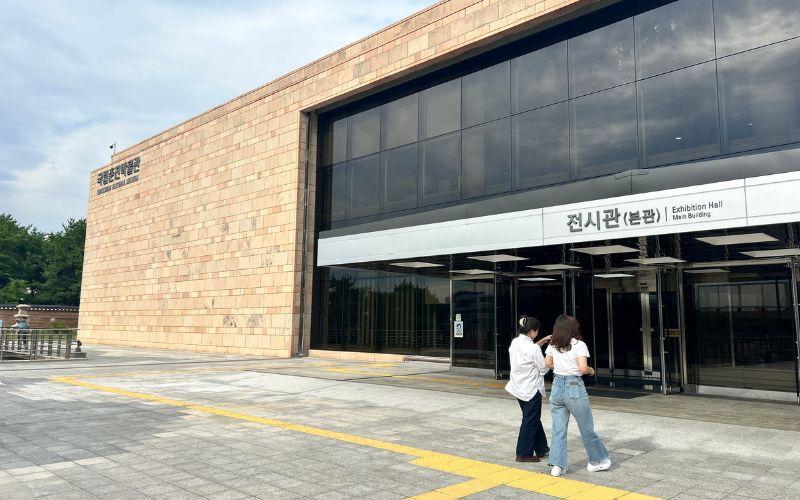 Museum Nasional Chuncheon yang berlokasi di Provinsi Gangwon menjadi destinasi budaya yang menghadirkan warisan sejarah, pameran tematik, serta fasilitas edukatif yang bisa dinikmati oleh semua kalangan tanpa biaya masuk. 