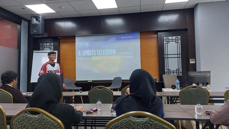 Mufidi Mahmud menjadi pembicara dalam Gelar Wicara K-Sports: Mengenal Budaya Penggemar Olahraga di Korea yang diselenggarakan KCCI pada hari Selasa, 9 September 2025. (Maulia Resta Mardaningtias) 