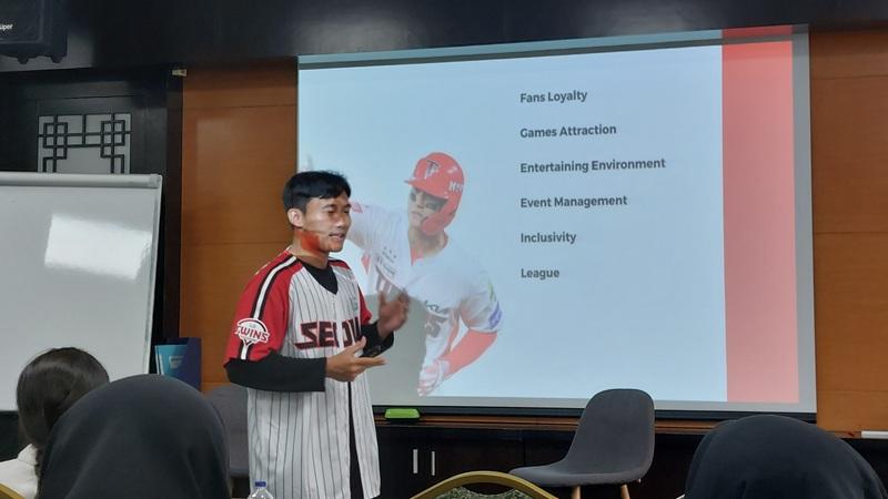 Pembicara menyampaikan enam faktor keberhasilan budaya olahraga di Korea adalah loyalitas penggemar, kualitas pertandingan, hiburan, manajemen acara, inklusivitas, dan sistem liga. (Maulia Resta Mardaningtias) 