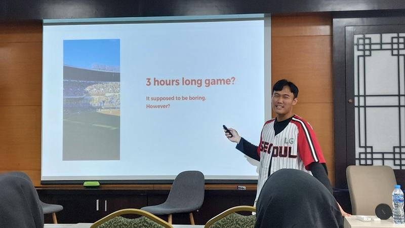 Pertandingan bisbol Korea yang berlangsung kurang lebih 3 jam memiliki daya tarik hiburan yang membuat penonton tidak jenuh (Maulia Resta Mardaningtias) 
