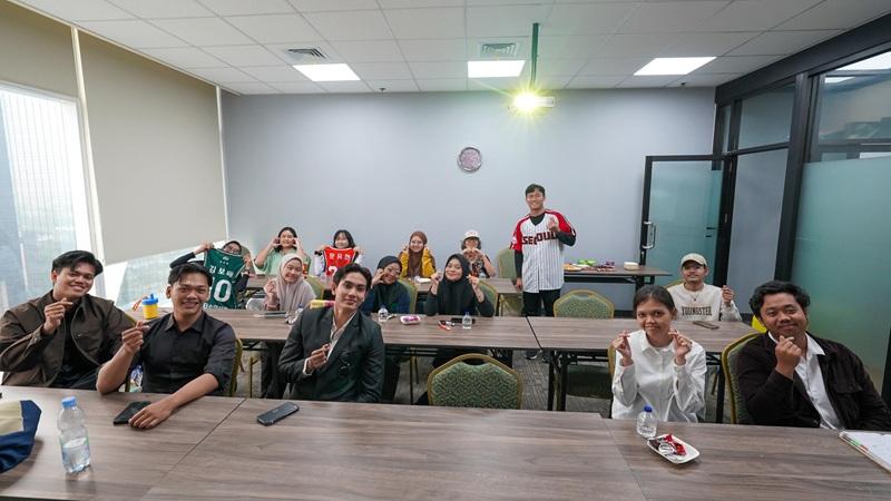 Gelar Wicara K-Sports: Mengenal Budaya Penggemar Olahraga di Korea ditutup dengan sesi foto bersama para peserta dan pembicara. (KCCI)  