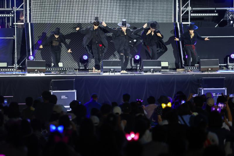 Album OST film animasi Netflix KPop Demon Hunters berhasil menduduki posisi puncak tangga lagu album utama Amerika Serikat, Billboard 200. Foto di atas menunjukkan penampilan dance cover lagu Your Idol dari OST film tersebut dalam acara Seoul Hunters Festival yang digelar pada tanggal 14 September 2025 di Alun-alun Seoul, Jung-gu, Seoul.