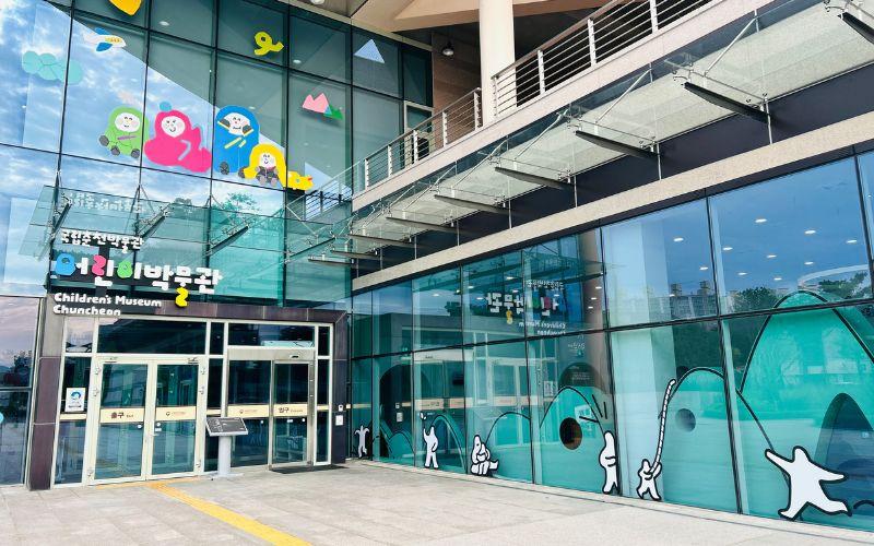 Museum Anak yang terletak di kawasan Museum Nasional Chuncheon di Provinsi Gangwon merupakan tempat edukasi interaktif yang memperkenalkan warisan budaya kepada anak-anak. 