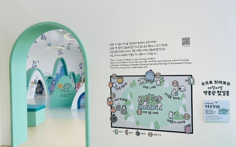 Pojok kegiatan sensorik di Museum Anak Chuncheon disediakan untuk bayi dan balita agar sejak dini mereka bisa mengenal warisan budaya Provinsi Gangwon melalui permainan interaktif yang melibatkan indra mereka. 