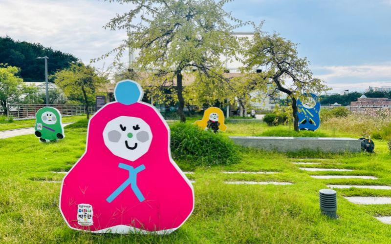 Maskot Museum Anak Chuncheon, yakni Ppumppumi, Ssingssingi, Chokchogi, dan Ssikssigi, dirancang untuk membantu anak memahami beragam perasaan dengan cara yang menyenangkan.  