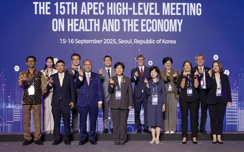 Menteri Kesehatan dan Kesejahteraan, Jeong Eun Kyeong (tengah, barisan depan), berfoto bersama para peserta dalam resepsi penyambutan KTT Kesehatan dan Ekonomi APEC ke-15 yang digelar pada tanggal 15 September 2025 di Hotel Shilla, Jung-gu, Seoul. (Kementerian Kesehatan dan Kesejahteraan)