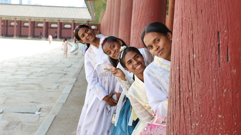 Empat orang siswa SMA asal Timor-Leste berfoto dengan hanbok saat mengunjungi Istana Gyeongbokgung. 