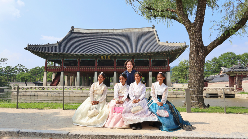 Empat orang siswa SMA asal Timor-Leste berfoto bersama Pastor Lukas saat mengunjungi Istana Gyeongbokgung. 