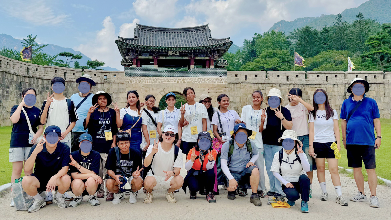 Empat orang siswa SMA asal Timor-Leste berfoto bersama jemaat gereja di Mungyeongsaejae, Jamchon-dong, Keuskupan Andong. 