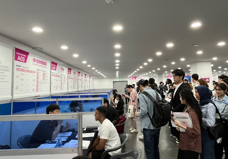 94% perusahaan kecil dan menengah Korea merekrut tenaga kerja asing untuk menyelesaikan permasalahan kekurangan tenaga kerja akibat menurunnya jumlah kelahiran dan bertambahnya populasi lansia di Korea.Foto di atas menunjukkan Bursa Kerja untuk Mahasiswa Internasional yang digelar pada bulan Mei 2024 di Busan Cinema Center, Haeundae-gu, Kota Busan. (Yayasan Kota Global Busan)