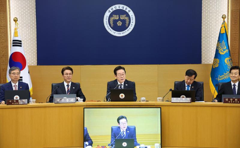 Presiden Lee Jae Myung (ketiga dari kiri) terlihat sedang memimpin rapat kabinet untuk menetapkan 123 agenda prioritas pemerintahannya pada tanggal 16 September 2025 di Kantor Pemerintahan Sejong. (Yonhap News