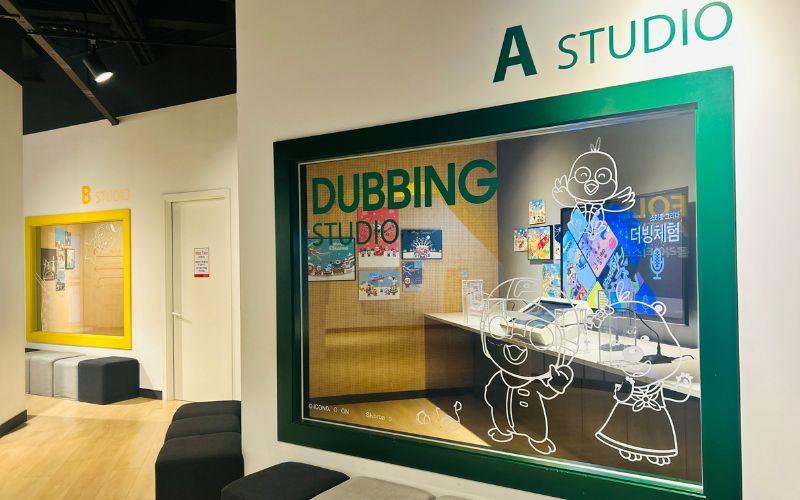 Pengunjung dapat merasakan pengalaman interaktif dalam dunia animasi dengan mengisi suara karakter animasi di studio pengisian suara.  