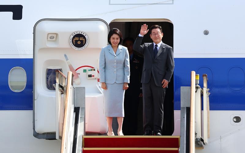 Presiden Lee Jae Myung dan Ibu Negara Kim Hea Kyung pada tanggal 22 September 2025 terlihat sedang menyapa di pesawat Angkatan Udara No.1 di Bandara Seoul, Seongnam, Provinsi Gyeonggi. Mereka berangkat ke New York, Amerika Serikat untuk menghadiri Sidang Majelis Umum Perserikatan Bangsa-Bangsa. (Yonhap News)