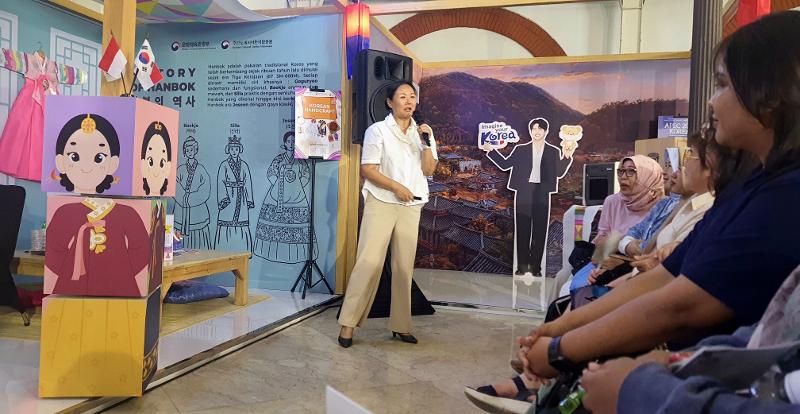 Manajer Umum KCCI, Kim Hyun Joo, terlihat sedang memberikan kuliah umum dalam rangkaian kegiatan Hanbok: Perjalanan 1.000 Km Menelusuri Pulau Jawa yang diselenggarakan pada tanggal 12-13 September di Festival Kota Lama Semarang. 