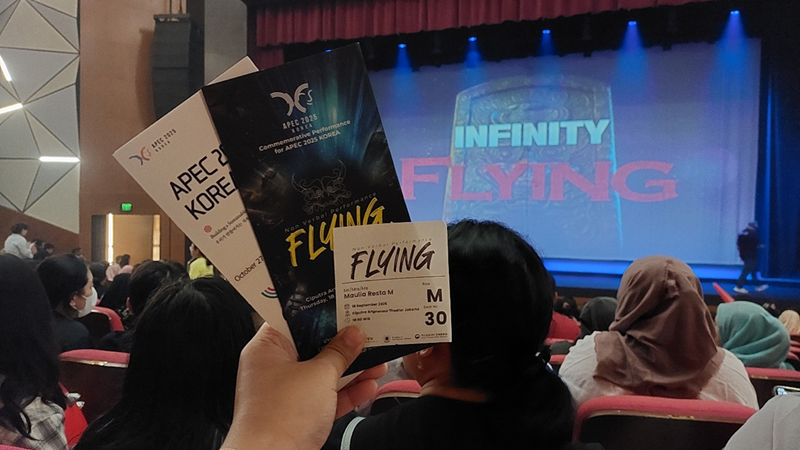 Pengunjung pertunjukan FLYING yang telah memperoleh kode QR saat pendaftaran daring dapat menerima tiket fisik dan pamflet pertunjukan. 