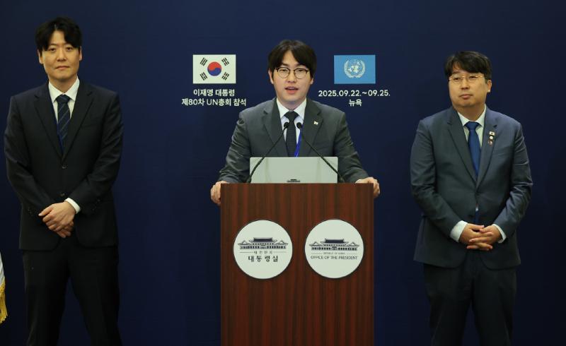Ha Jung-woo, Sekretaris Senior Presiden untuk Kebijakan dan Perencanaan Masa Depan AI (tengah), memberikan pengarahan pers di sebuah hotel di New York, Amerika Serikat, pada tanggal 22 September 2025 (waktu setempat) mengenai pertemuan Presiden Lee Jae Myung dengan CEO BlackRock Larry Fink. (Yonhap News)
