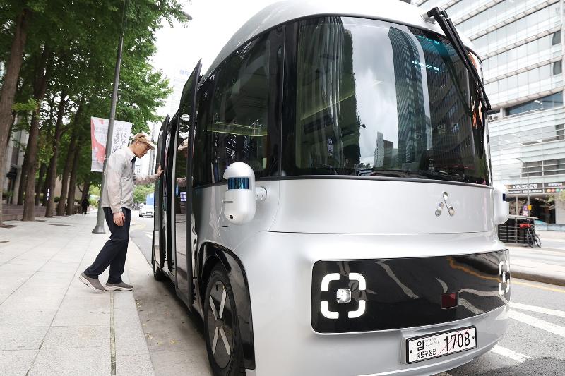 Bus tanpa awak menunggu untuk beroperasi di Cheonggyecheon, Seoul, pada tanggal 24 September 2025. Meski ada petugas keselamatan di dalam, ia tidak mengemudi bus tersebut. (Lee Jeong Woo)