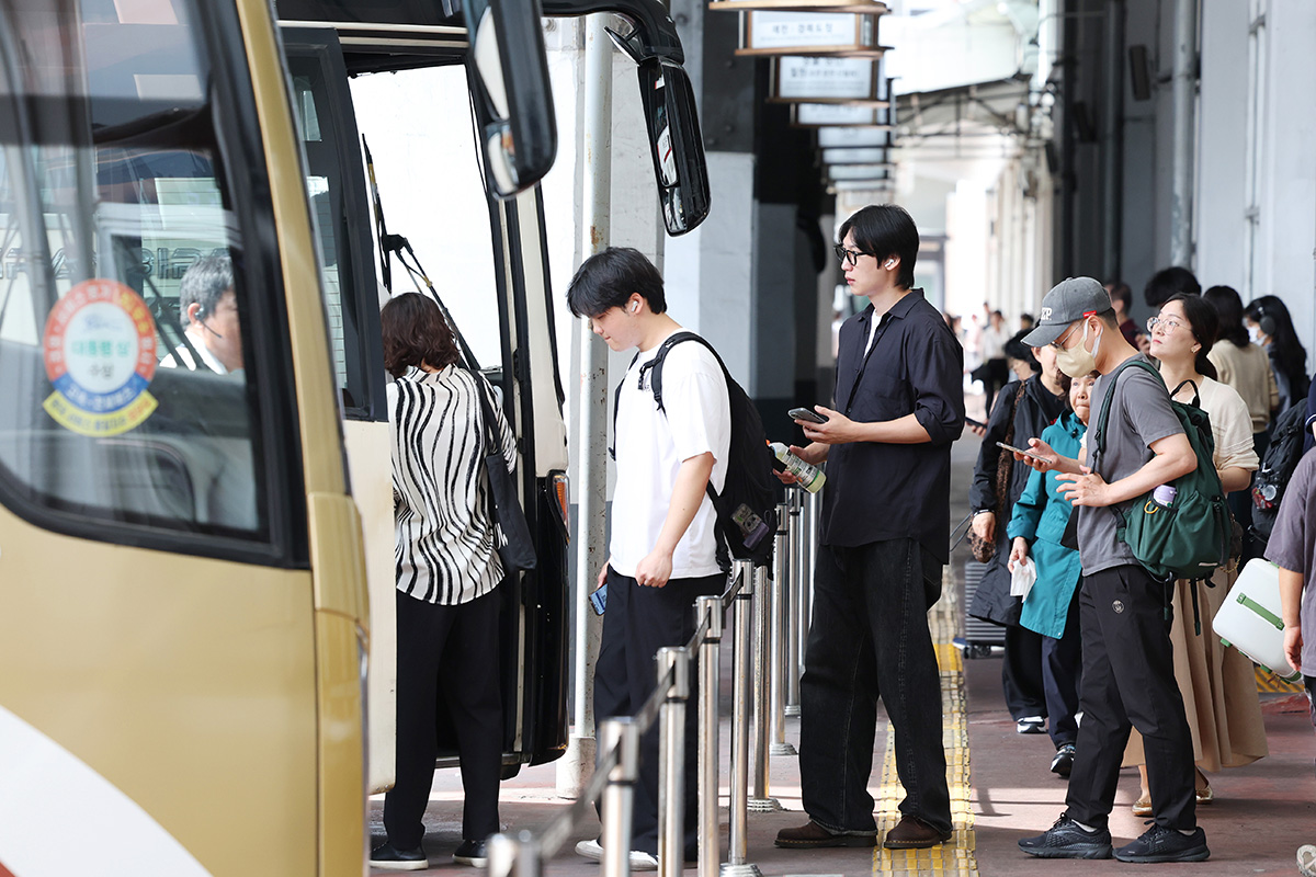 Pada tanggal 2 September 2025 menjelang liburan Chuseok, para warga terlihat memulai perjalanan mudik di Terminal Bus Ekspres Seoul, Seocho-gu, Seoul. (Lee Jeong Woo)