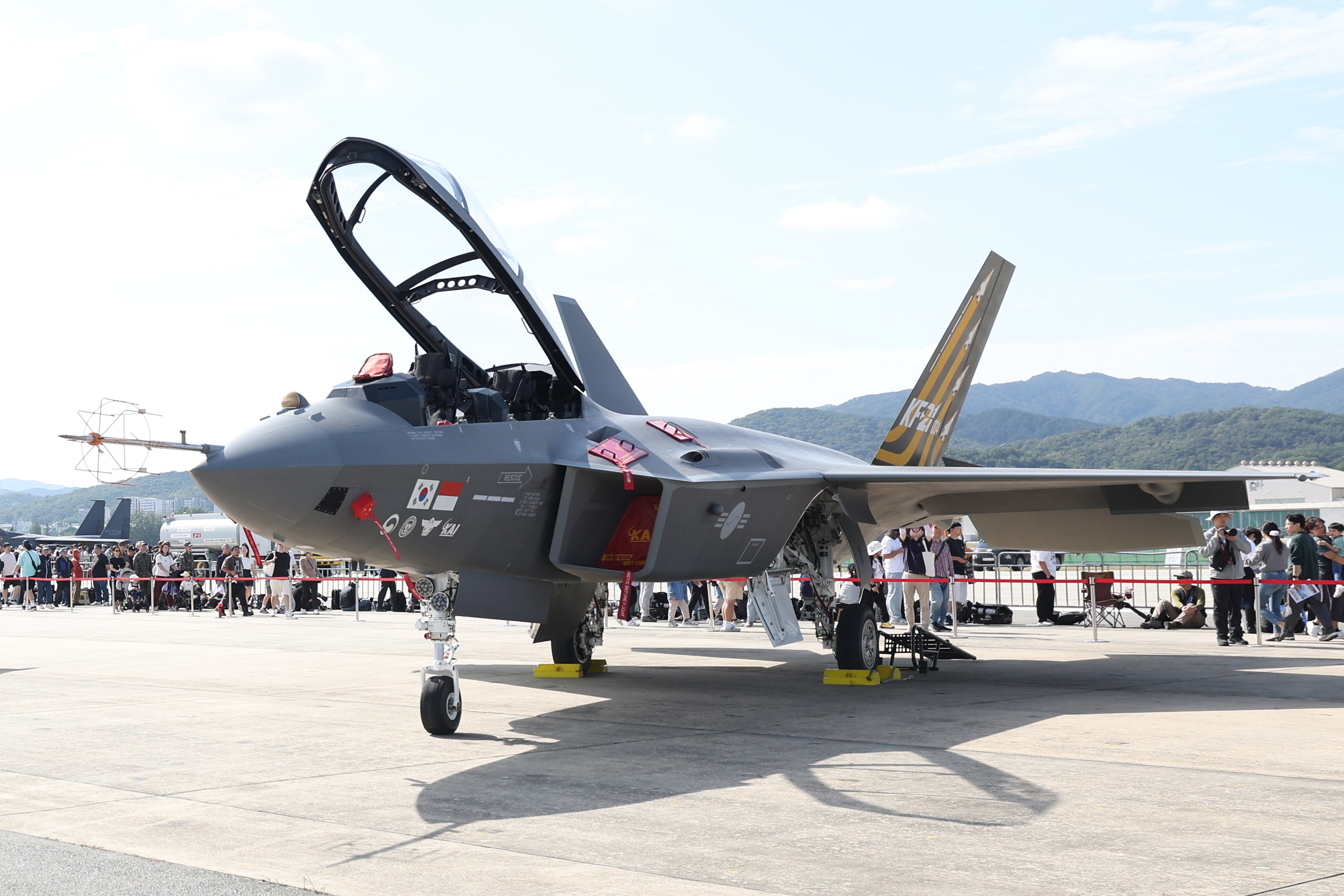 Para pengunjung terlihat sedang menyaksikan jet tempur supersonik buatan Korea KF-21 di ADEX 2025 yang digelar pada tanggal 17 Oktober 2025 di Bandara Seoul, Kota Seongnam, Provinsi Gyeonggi. ADEX 2025 merupakan pameran terbesar di Korea untuk industri kedirgantaraan dan pertahanan. Airshow (Public Day) akan berlangsung pada tanggal 17-19 Oktober 2025 di Bandara Seoul, sedangkan pameran (Business Day) akan digelar pada tanggal 20-24 Oktober 2025 di KINTEX, Kota Goyang. (Lee Jeong Woo)
