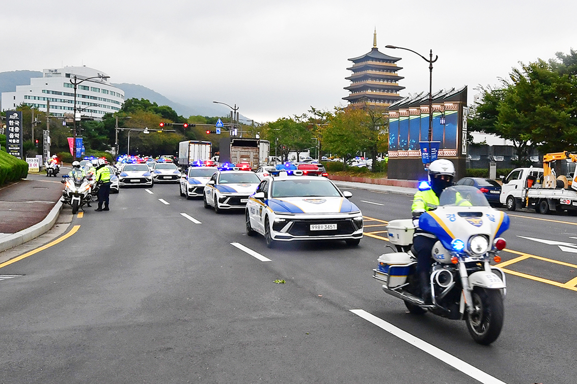 Beberapa mobil dan motor polisi terlihat berlatih untuk mempersiapkan penjagaan keamanan pada tanggal 20 Oktober 2025 di depan HICO (Hwabaek International Convention Center), Kota Gyeongju, Provinsi Gyeongsangbuk. Pelatihan tersebut digelar 10 hari menjelang penyelenggaraan KTT (konferensi tingkat tinggi) APEC (Kerja Sama Ekonomi Asia Pasifik). (Yonhap News)