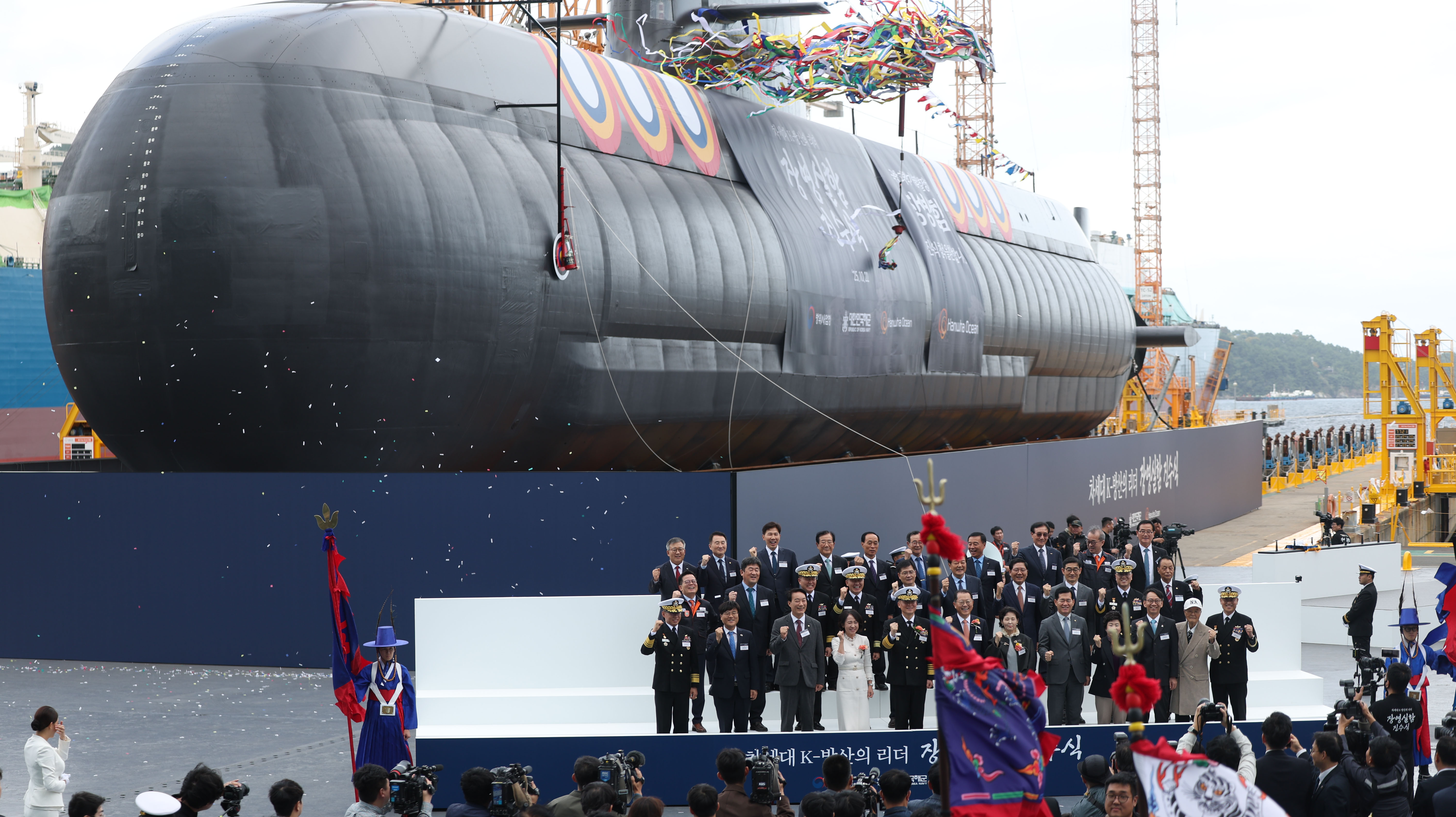  Para peserta acara peluncuran kapal selam Jang Yeong-sil (kelas Jang Bogo-III Batch-II) terlihat sedang berfoto bersama pada tanggal 22 Oktober 2025 di Galangan Kapal Hanwha Ocean, Kota Geoje, Provinsi Gyeongsangnam. Kapal selam Jang Yeong-sil dengan kelas 3.600 ton tersebut dinilai sebagai kapal selam diesel terbaik di dunia karena tidak hanya mampu melakukan operasi bawah air dalam waktu yang lama, tetapi juga mampu memproses informasi dan mendeteksi target dengan lebih unggul dibandingkan dengan kapal selam generasi sebelumnya. (Yonhap News)