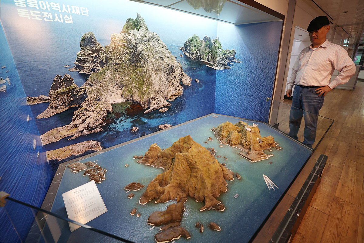 Sehari menjelang Hari Dokdo pada tanggal 24 Oktober 2025, seorang warga terlihat sedang mengamati maket Dokdo di Pameran Tetap Dokdo yang berlokasi di Stasiun Gwanghwamun, Jongno-gu, Seoul. Hari Dokdo ditetapkan untuk menegaskan tekad menjaga kedaulatan atas Pulau Dokdo sekaligus menyampaikan kepada masyarakat, baik di dalam negeri maupun ke luar negeri, bahwa Pulau Dokdo adalah wilayah kedaulatan Republik Korea. (Lee Jeong Woo)