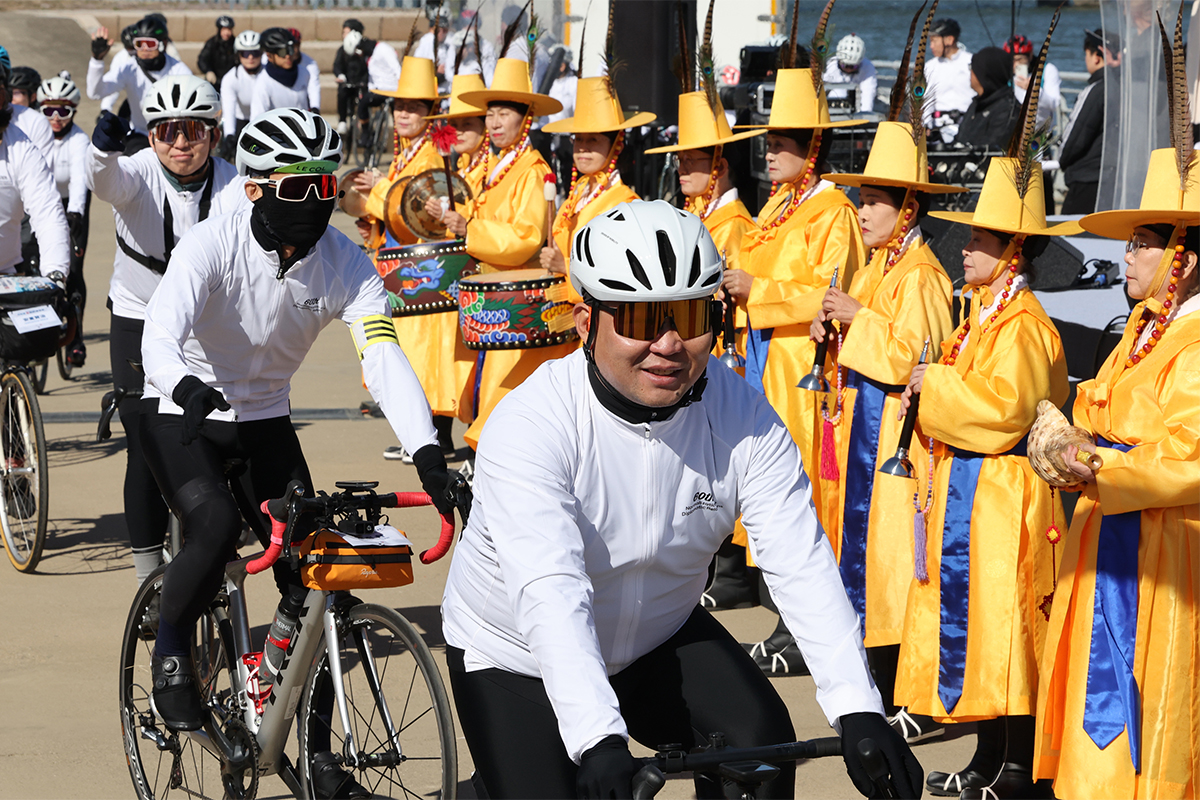 Pada tanggal 27 Oktober 2025 acara Joseon Tongsinsa Baru dengan Sepeda dilepas dari Taman Hangang Yeouido, Seoul. Acara ini digelar untuk memperingati 60 tahun hubungan diplomatik Korea-Jepang dengan menelusuri jalur kuno Joseon Tongsinsa lewat sepeda. Shin Yun-chan, ibu dari almarhum Lee Soo-hyun, berperan sebagai kepala kehormatan rombongan. Lee merupakan pahlawan yang kehilangan nyawanya pada tahun 2001 ketika berusaha menyelamatkan seorang warga Jepang yang jatuh ke rel kereta. (Yonhap News