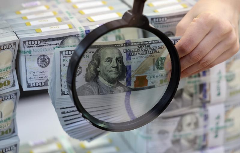 Bank of Korea pada tanggal 10 Oktober 2025 mengumumkan bahwa cadangan devisa Korea per akhir September 2025 tercatat sebesar 422,02 miliar dolar atau naik 5,73 miliar dolar dibandingkan Agustus 2025. Foto di atas menunjukkan Pusat Penanggulangan Pemalsuan di kantor pusat Hana Bank, Jung-gu, Seoul. (Yonhap News)