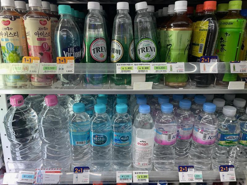 Tim peneliti KAIST berhasil memproduksi benzena, toluena, etilbenzena, dan paraxilena (BTEX) dari bahan baku bio, yang sebelumnya hanya dapat diperoleh melalui proses penyulingan minyak bumi. Foto di atas menunjukkan deretan minuman dalam botol PET yang dipajang di sebuah minimarket di Jongno-gu, Seoul, pada tanggal 13 Oktober 2025. (Kim Seon Ah)