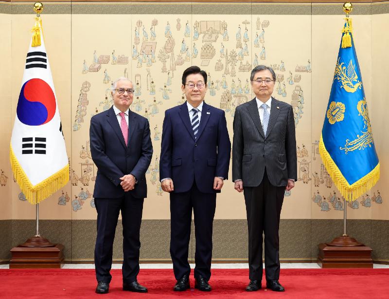 Presiden Lee Jae Myung (tengah) terlihat sedang berfoto bersama Menteri Luar Negeri Cho Hyun (kanan) setelah menerima surat kepercayaan dari Ugo Astuto, Duta Besar Uni Eropa untuk Korea (kiri), dalam upacara penyerahan surat kepercayaan yang digelar pada tanggal 29 September 2025 di Kantor Kepresidenan Yongsan. (Yonhap News)