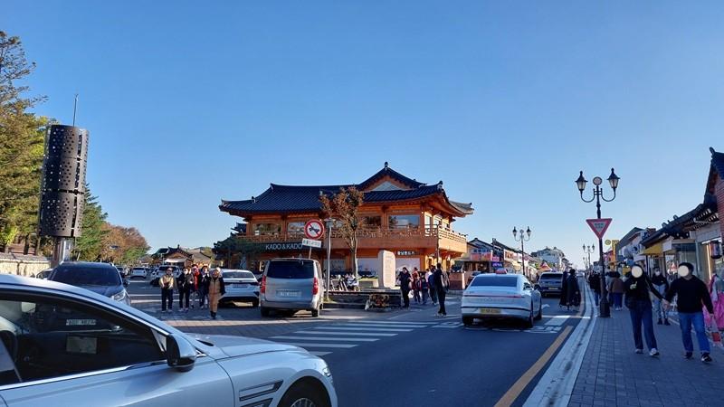 Beranjak ke sisi yang lebih modern, Hwangnidan-gil atau Jalan Hwangnidan adalah jalanan estetis. 