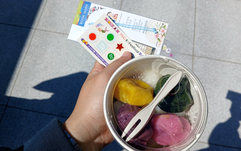 Penulis mendapatkan seongpyeon dan pembatas buku dengan motif tradisional Korea.  