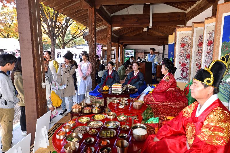 Acara untuk mencicipi dan merasakan langsung hidangan perayaan serta makanan musiman yang dinikmati keluarga kerajaan dan kalangan bangsawan Dinasti Joseon akan digelar pada tanggal 18 Oktober 2025 di Istana Unhyeongung, Jongno-gu, Seoul. Foto di atas memperlihatkan pameran rekonstruksi surasang (meja makan kerajaan) untuk raja.