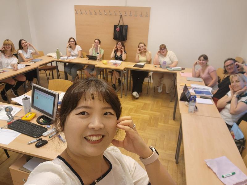 Menjelang upacara wisuda Program Bahasa Korea Praktis semester kedua tahun 2025 di King Sejong Institute Budapest, Park Insun berfoto bersama para siswa dalam kelas. (Park Insun)