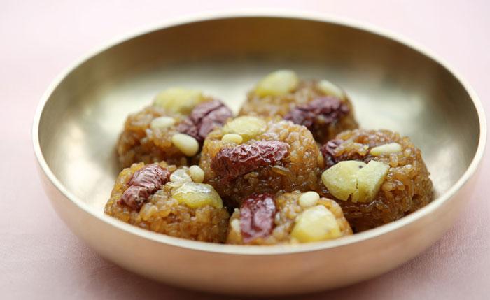 Yaksik (beras manis dengan kacang dan kurma merah).