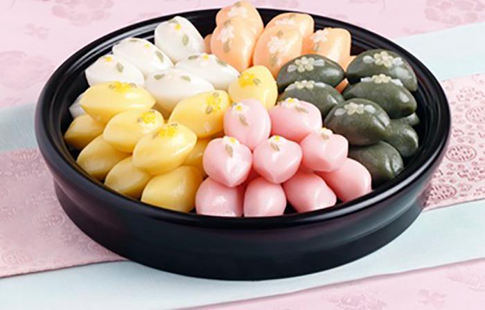 Songpyeon (kue beras berbentuk setengah bulan) untuk Chuseok.