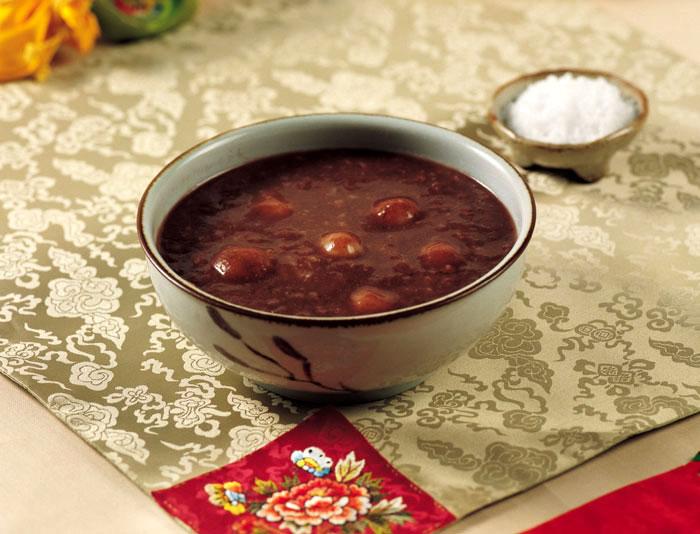 Patjuk (bubur kacang merah) untuk Dongji. Masyarakat percaya bahwa memasak dan memakan patjuk pada hari tersebut dapat mengusir roh jahat.