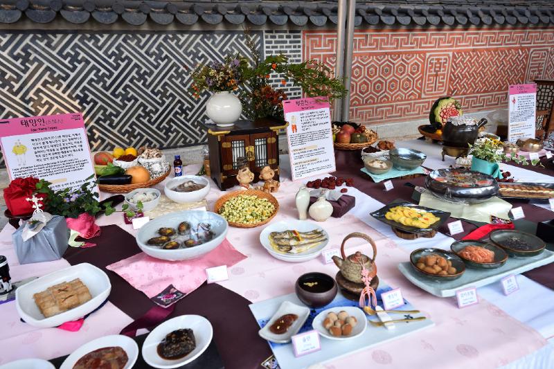 Festival makanan tradisional juga menampilkan pameran tentang pola makan serta bahan makanan era Joseon yang sesuai dengan konstitusi tubuh masing-masing berdasarkan teori sasang (empat tipe tubuh). Acara tersebut akan digelar pada tanggal 18 Oktober 2025 di Istana Unhyeongung, Jongno-gu, Seoul. Foto di atas memperlihatkan pameran makanan sehat sesuai tipe tubuh sasang.